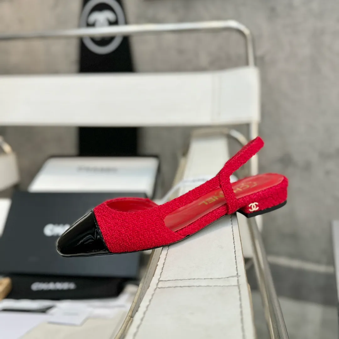 👟👟Ex-factory price 480👟👟 CHANEL Chanel flat bottom series🌹Fashionable classic sandals loved by all stars Fabric [👉] Mixed sheepskin👣🐏 Lining [👉] Silk sheep lining👣🐏 Insole [👉] Silk sheep👣🐏 Sole [👉] Genuine leather outsole imported from Italy 🌻 Packaging [👉] Chanel original box packaging 🌸 Code number [🦶🏻] 34-42 (⚠️34.41.42 is a custom code and cannot be returned or exchanged. Please understand)